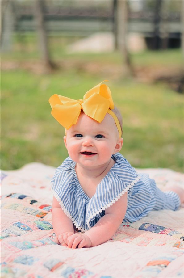 Babyfoto neben dem Entwurf in Bleistift (Foto)