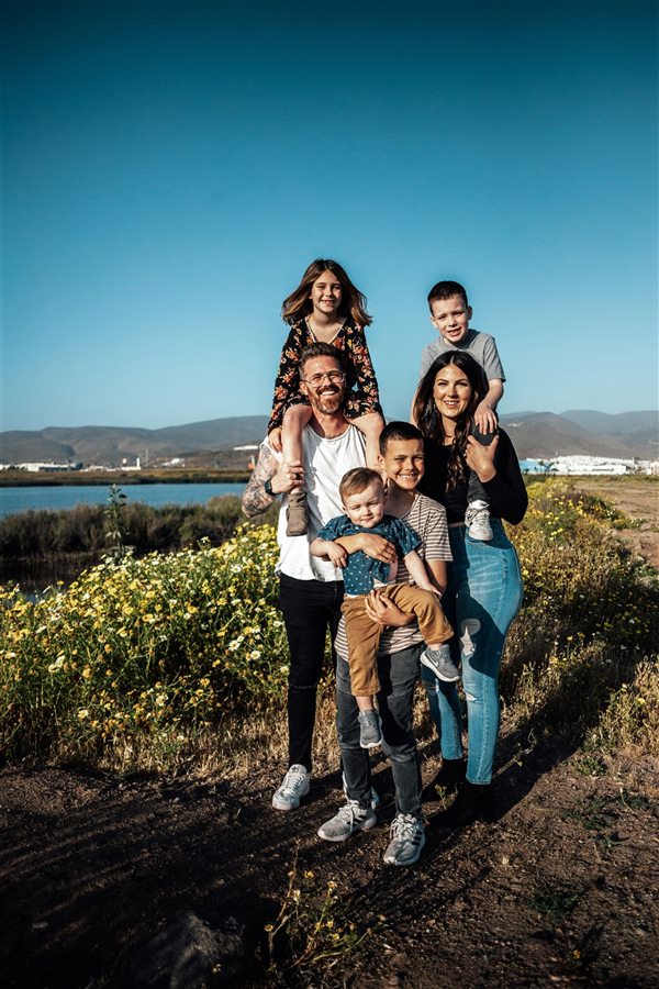 Familienfoto mit sechs Personen neben dem Entwurf in Aquarell (Foto)