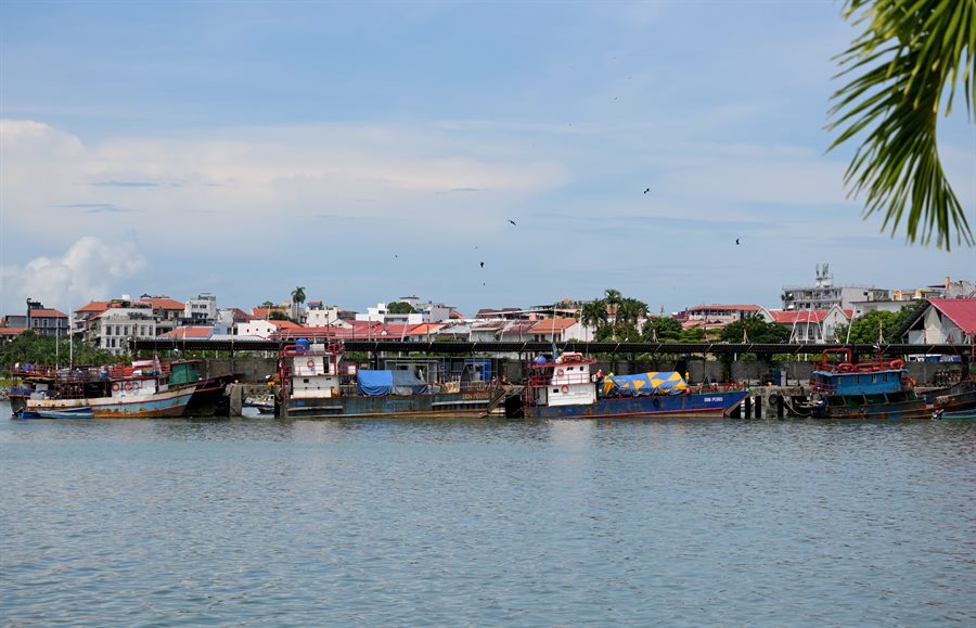 Hafen, Foto vorher: Grauer Himmel, flaches Wasser