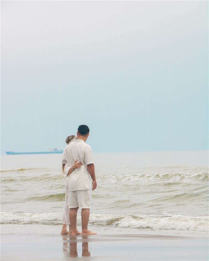 Paarfoto am Meer neben dem Entwurf in Öl (Foto)
