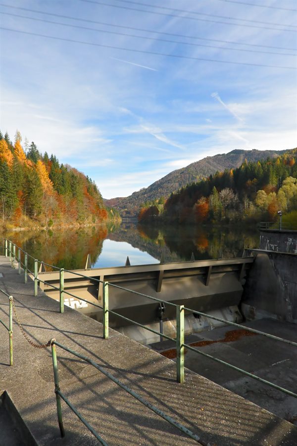 Stausee im Herbst, Foto vorher: Staumauer, Geländer und Stromleitungen