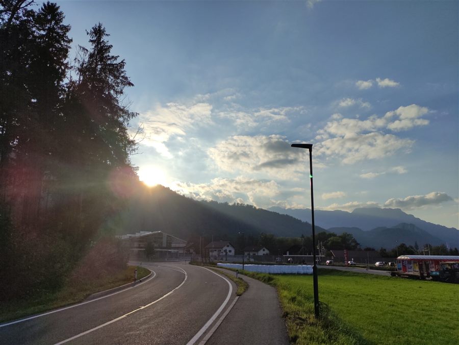 Foto einer Straße neben dem Entwurf als Vintage-Plakat „Unser Heimweg“ (Foto)